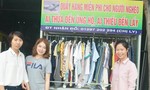 Hai cô gái lập quầy áo nghĩa tình dành cho người lao động nghèo