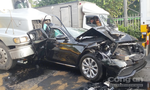 TP.HCM: Ô tô Mercedes bị 2 ‘hung thần’ kẹp nát trên quốc lộ