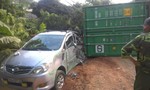 Xe container đè 2 ô tô, lái xe thoát chết trong gang tấc