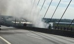Xe tải chở đá bốc cháy ngùn ngụt trên cầu Cần Thơ