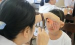 Bệnh viện mắt tổ chức khám và miễn phí cho trẻ em