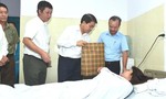 Chủ tịch Hà Nội thăm nữ công nhân bị người bán nước mía hành hung