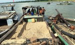 Bắt quả tang 3 tàu hút cát, sỏi trái phép trên sông Thu Bồn