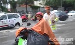 Video: CSGT đội mưa điều tiết giao thông, đẩy xe giúp người dân thành phố