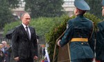 Ông Putin tưởng niệm chiến sĩ Liên Xô bất chấp mưa lớn