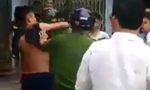 Ba thanh niên ‘hổ báo’ không đội mũ bảo hiểm kẹp cổ, đánh công an