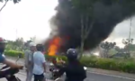 Xe máy chở xăng cháy trơ khung trên đại lộ