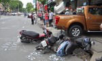 Ô tô ‘điên’ tông hàng loạt xe rồi lao vào cửa hàng ven đường