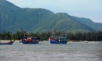 Nhiều tàu cá ở Quảng Bình bị sóng lớn của bão số 2 đánh chìm