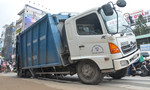 Xe rác lọt ‘hố tử thần’ trên đường phố ở TP.HCM