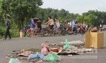 Dân mang hàng trăm vỉ ruồi ra đường chặn xe rác