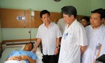 Thứ trưởng Nguyễn Văn Sơn thăm CSGT bị thương khi thi hành công vụ