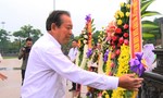 Phó Thủ tướng Trương Hòa Bình dâng hương ở tượng đài Mẹ việt Nam anh hùng