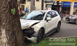 Ô tô mất lái tông gốc cây, nữ tài xế bị thương