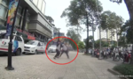 Tài xế và nhân viên điều hành taxi đánh nhau túi bụi trên đường