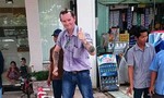 Thầy giáo quốc tịch Úc ‘tung cước’ khống chế nam thanh niên trộm bia trên đường