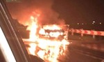 Chủ xe bỏ lại ô tô 4 chỗ bốc cháy dữ dội trên đường cao tốc