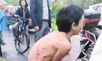 Clip: Bé trai Trung Quốc bị cha phạt lột đồ chở đi khắp phố