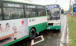 Né bảng quảng cáo rơi, 2 xe buýt tông nhau trong mưa