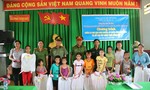 Công an Q.10 tặng quà cho học sinh nghèo tỉnh Đồng Tháp
