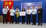 Phó Thủ tướng Thường trực Trương Hoà Bình thăm, tặng quà nhân dân xã Tân Lập