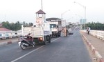 Truy tìm tài xế và phương tiện gây tai nạn chết người trên cầu Tân An