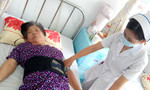Cụ bà 70 tuổi liệt 2 chân đi lại được sau khi được bơm xi măng vào đốt sống lưng