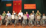 Phó Thủ tướng Trương Hòa Bình tặng quà học sinh nghèo