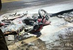 Xe máy bốc cháy trên đường 2 người bị thương nặng