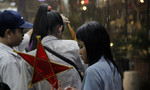 Mưa lớn bất ngờ, trẻ em mái ấm phải đội mưa ướt sũng chơi lễ hội Trung thu