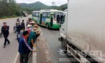 Ô tô tải đâm trực diện xe buýt, hàng chục hành khách hoảng loạn