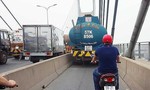 Sẽ xử lý nghiêm xe bồn chạy vào làn xe máy trên cầu Phú Mỹ