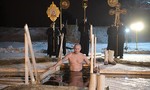 Clip ông Putin cởi trần, tắm nước hồ lạnh -7 độ C