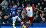 Cầu thủ Everton bị gãy chân vì cố ngăn cú sút
