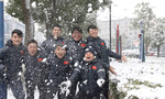 Các cầu thủ U23 Việt Nam vui đùa dưới tuyết trước trận chung kết