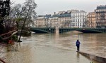 Paris "thất thủ" vì nước lũ, 1.000 dân sơ tán