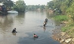 Người nhái 'dàn trận' mò tìm nạn nhân trên sông