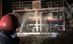Cả trăm cảnh sát dập lửa 2 xe bồn bốc cháy khi lấy cồn ở nhà máy