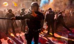 Cảnh sát Barcelona bị 'nhuộm màu' khi chống biểu tình