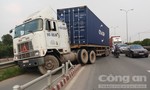 Xe container lao vào đường xe máy ở Sài Gòn, nhiều người thoát chết