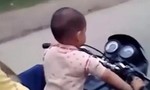 Bé trai 3 tuổi điều khiển xe máy 'phóng' hơn 60 km/h