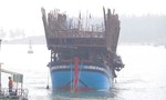Tàu câu mực chở 44 ngư dân bị chìm khi va vào rạn san hô
