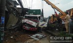 Tránh người đi bộ, xe container tông vào 6 nhà dân ở Sài Gòn