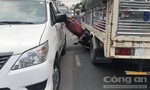 Xe tải và taxi “kẹp bánh mì” xe máy, 3 học sinh trọng thương