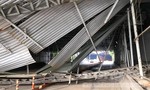 Hầm Thủ Thiêm bị phong tỏa hoàn toàn vì xe tải tông sập mái che