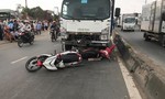 Xe tải nghi mất thắng khi đổ dốc cầu ở Sài Gòn, 2 người chết