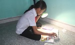 Không có điện, học sinh thôn Gò Tranh phải học bài bằng đèn pin