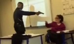 Tổng thống Pháp yêu cầu 'xử lý' nam sinh dí súng vào đầu cô giáo