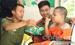 Công an quận Phú Nhuận:: Tặng quà Mẹ VNAH, trẻ em khuyến tật