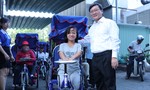 Trao xe lắc tay cho người khuyết tật